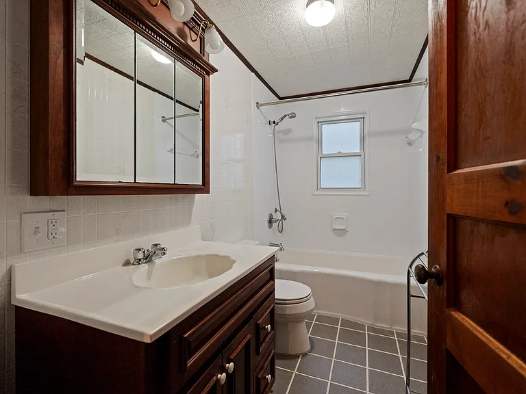 1096 Scruggs Cir — Photo 35