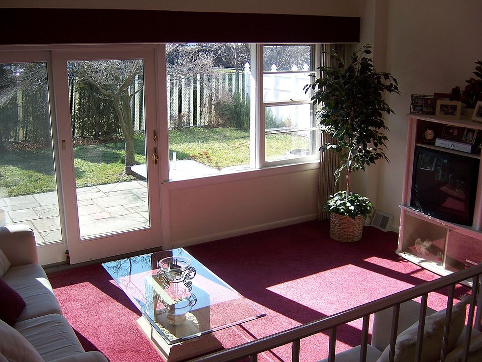 Open L/R leading to patio