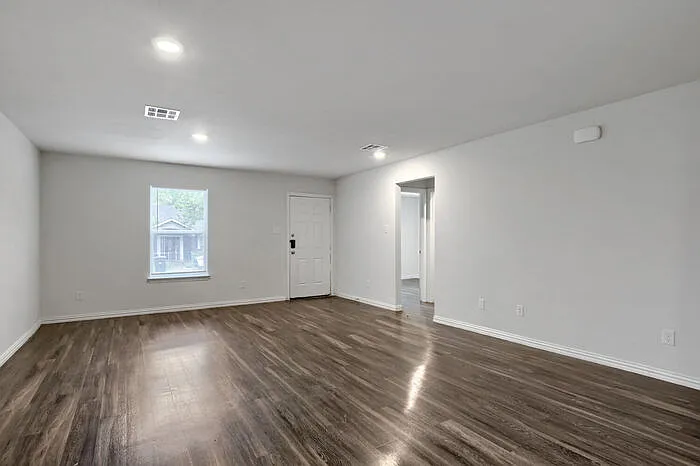 503 Henderson St — Photo 3