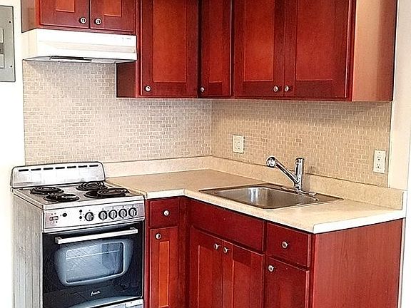 4th image of 31-23 Crescent St #19