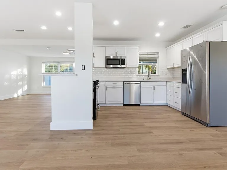 327 Sunny Ln — Photo 2