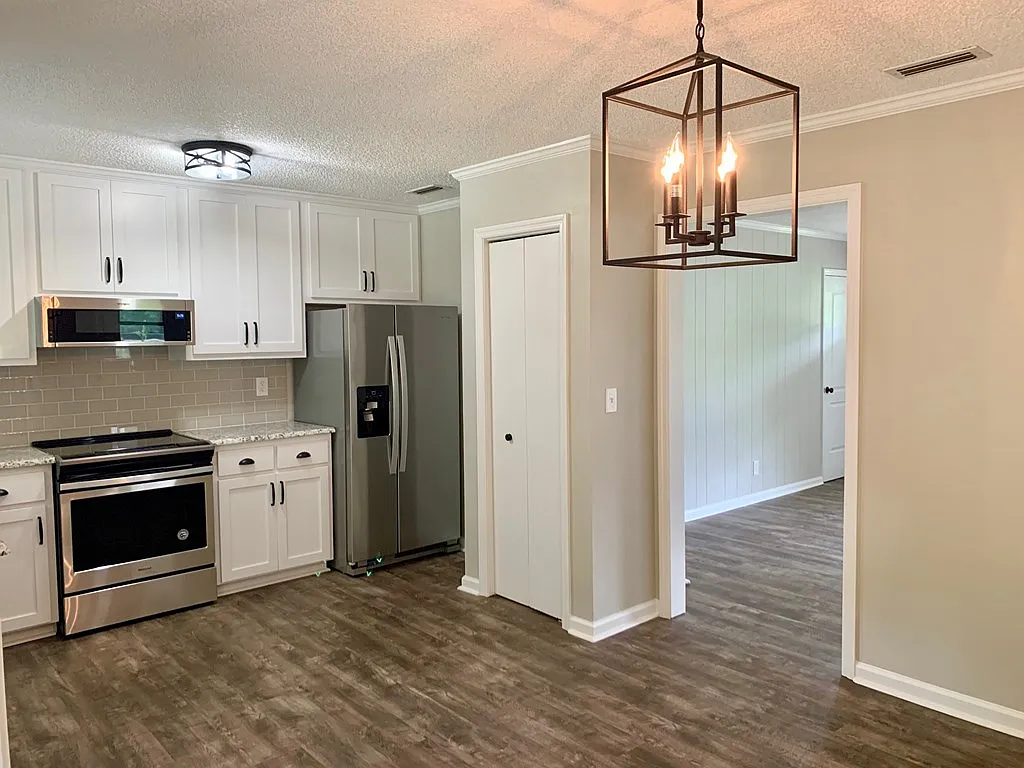 3 bed, 1.5 bath, 1201 sqft, $1,350 — Photo 4