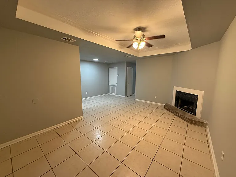 2010-2012 Helm Dr — Photo 11