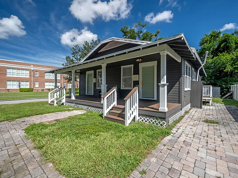 317 W Curtis St — Photo 1