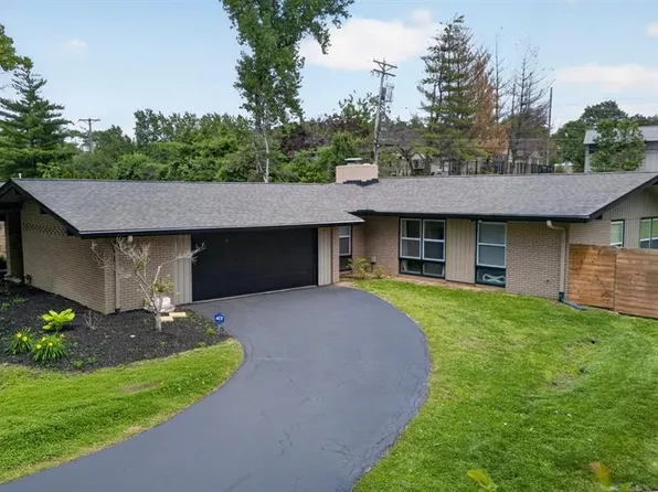 2 Sunswept Dr, Saint Louis, MO 63141