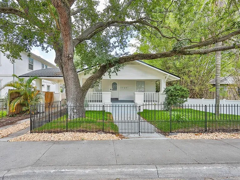 902 W Columbus Dr — Photo 3