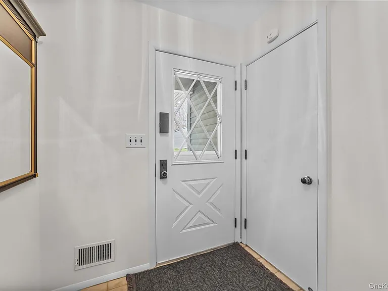 164 Carriage Ct #B — Photo 4