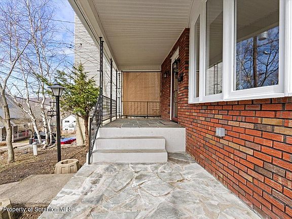 4th image of 138 Spring St