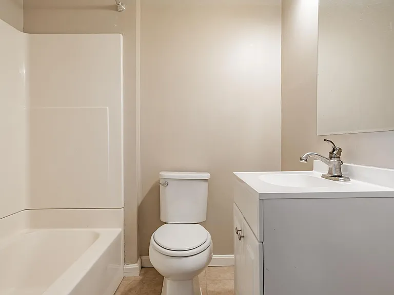 1014 Schiller Ave — Photo 15