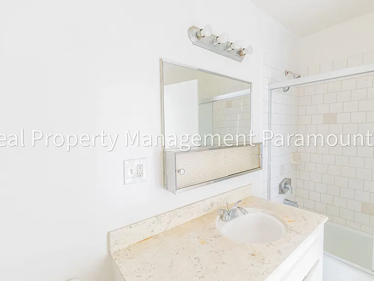 540 W Queen Street — Photo 28