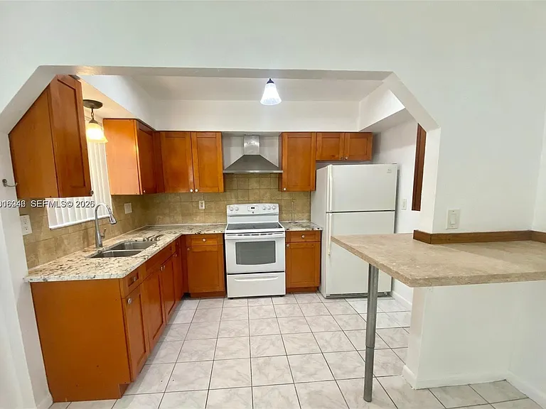 2345 Douglas St — Photo 9