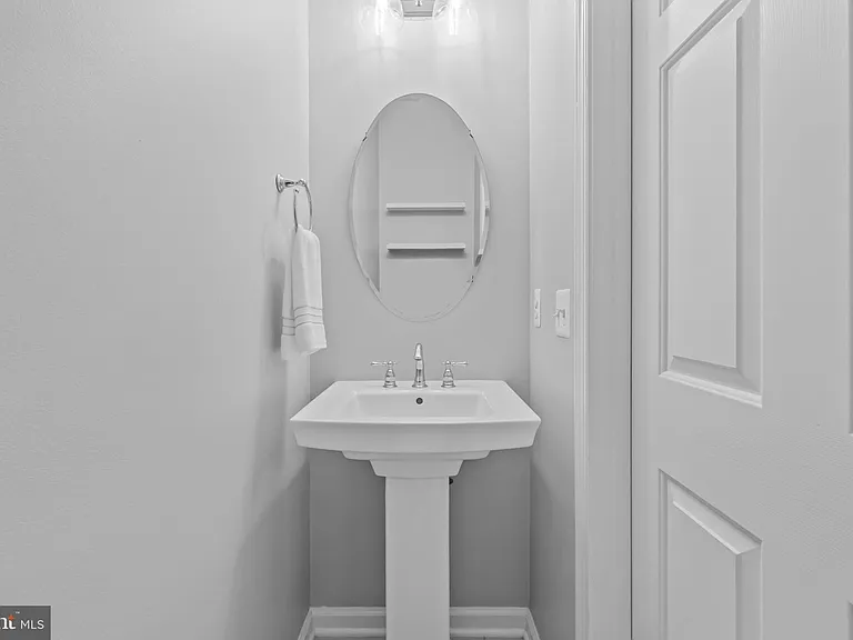 5011 Waple Ln — Photo 5