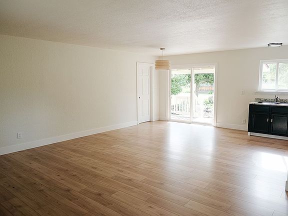 4th image of 319 Island Rd