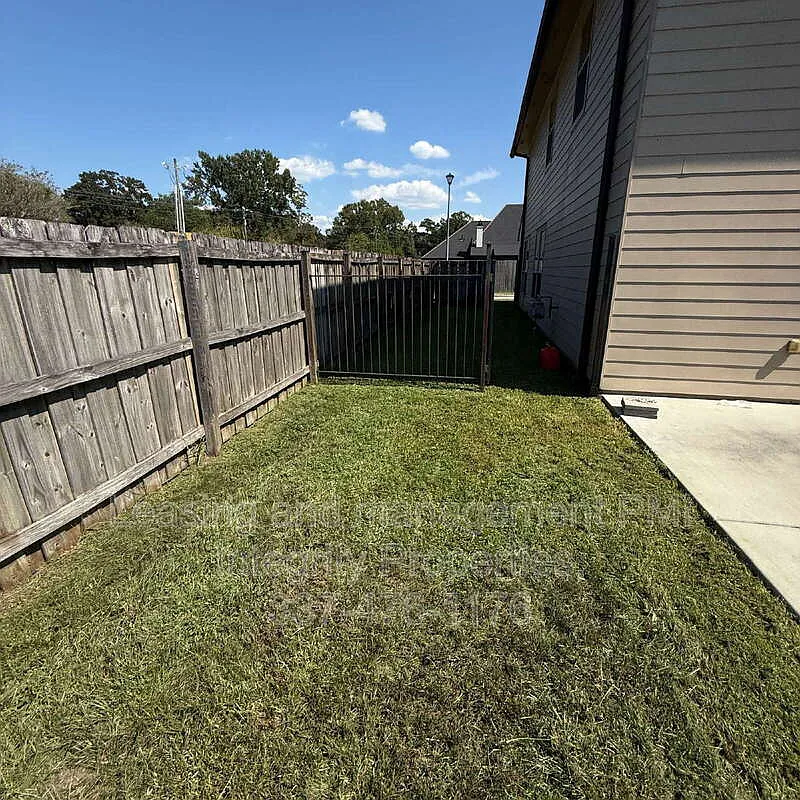 3 bed, 2.5 bath, 1900 sqft, $2,400 — Photo 3