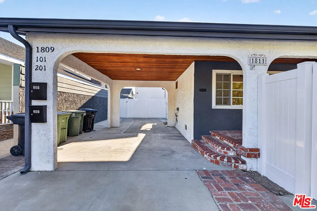 2 bed, 2.0 bath, 1000 sqft, $3,200 — Photo 2
