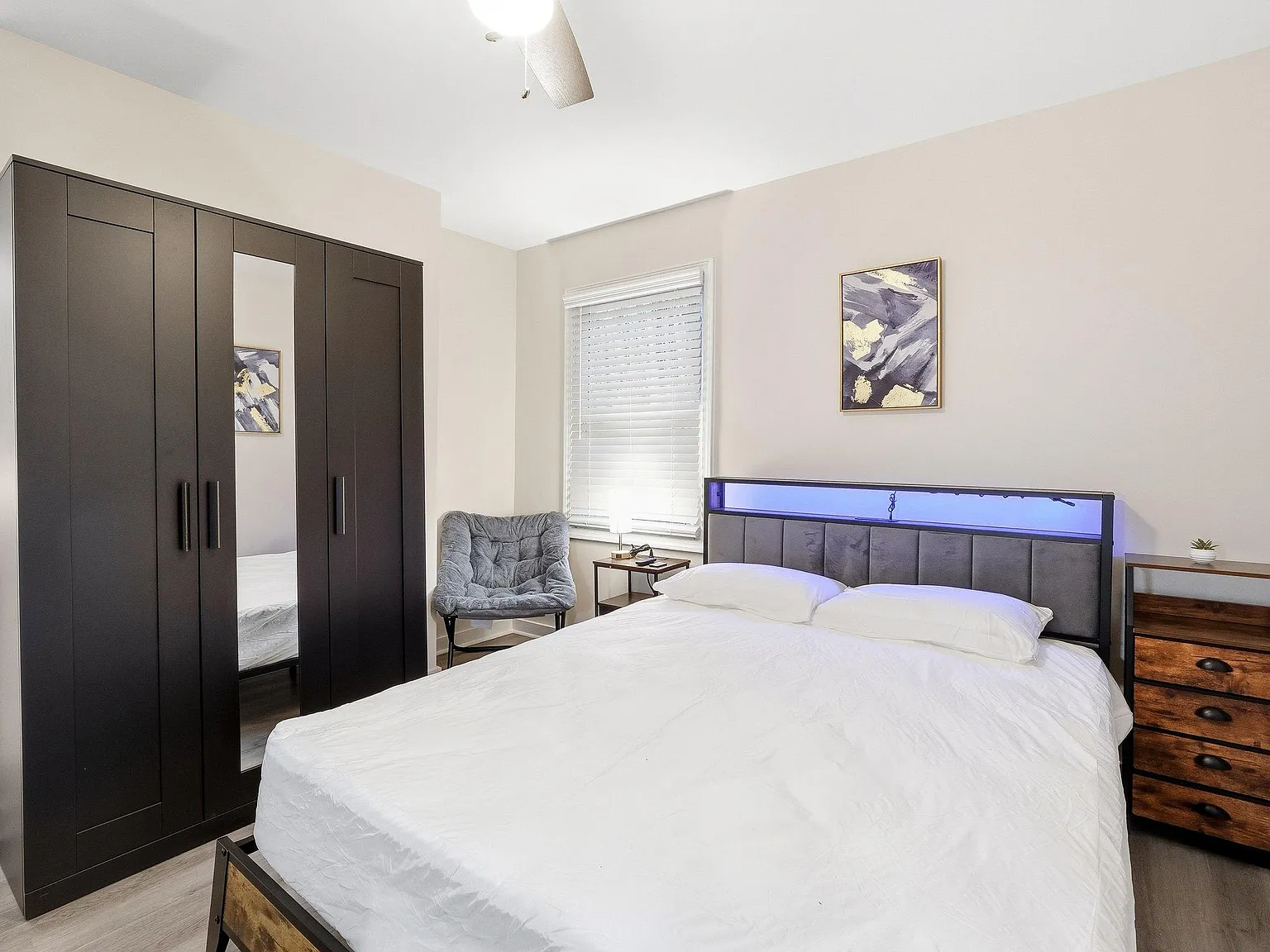 4 bed, 9.0 bath, 3035 sqft, $1,044 — Photo 1