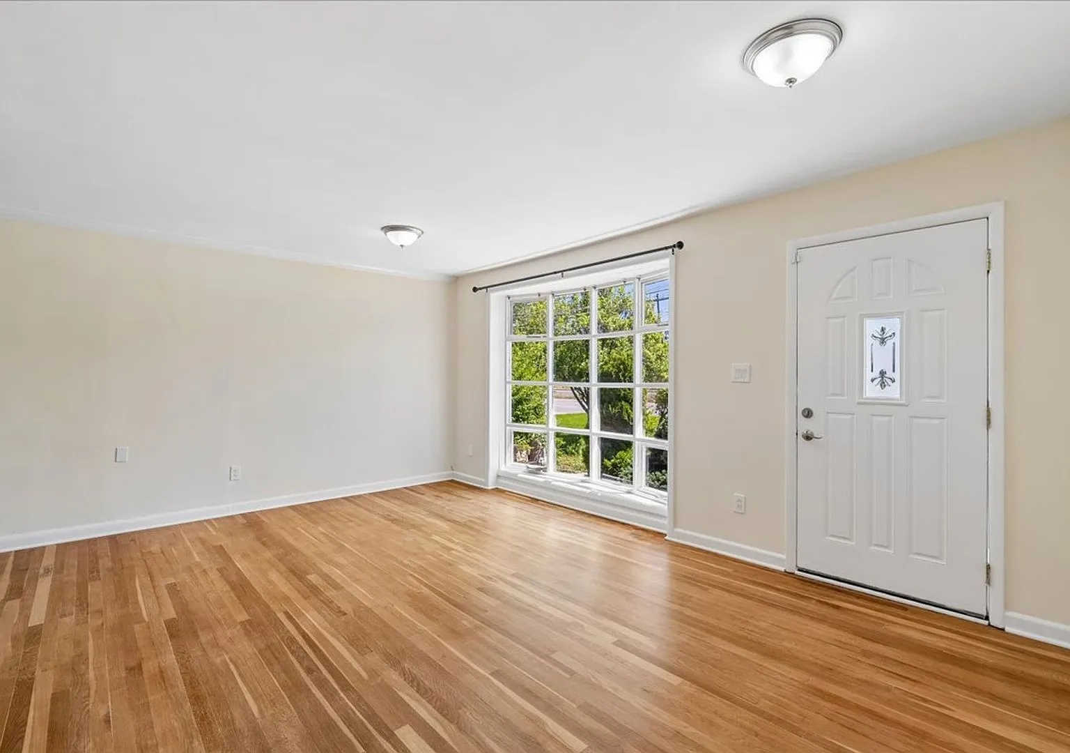 Perfectly Located Single Family Home in Silver Spring — Photo 2