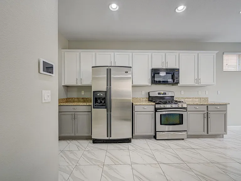 2429 Granada Bluff Ct — Photo 15