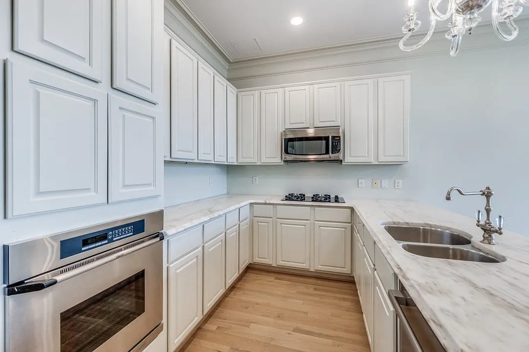 1 bed, 1.5 bath, 1305 sqft, $5,800 — Photo 3