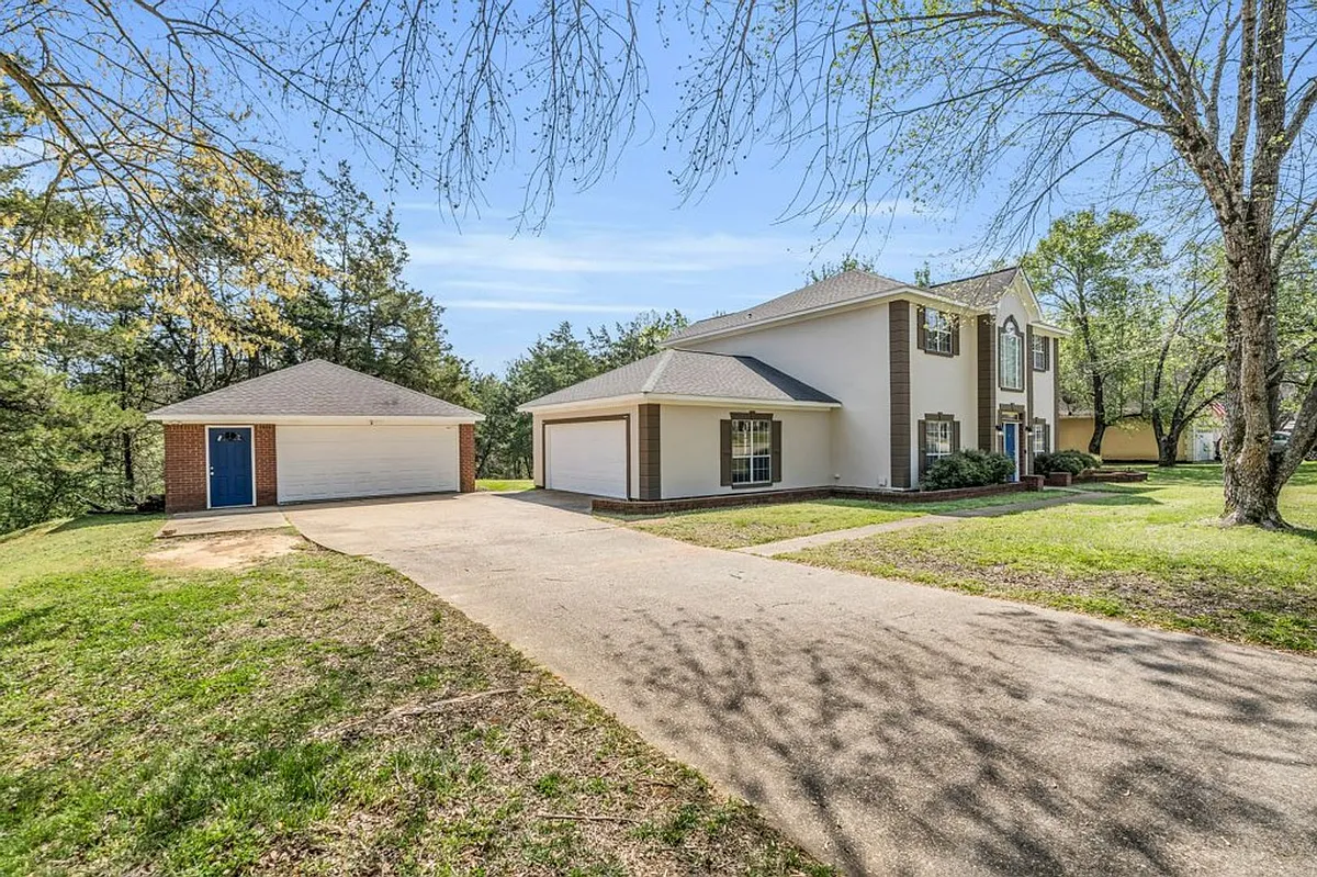 Building Photo - 2311 Shady Wood Dr