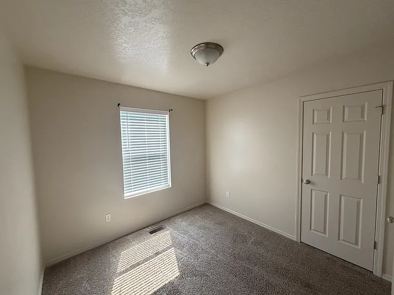 8556 W Snohomish St — Photo 10