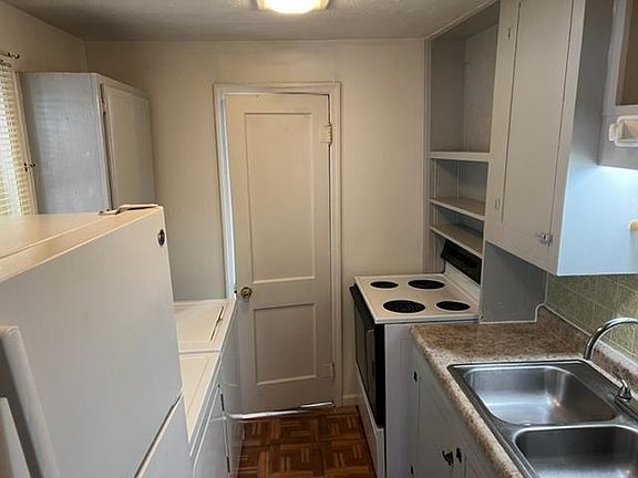 3rd image of 475 Merchant St