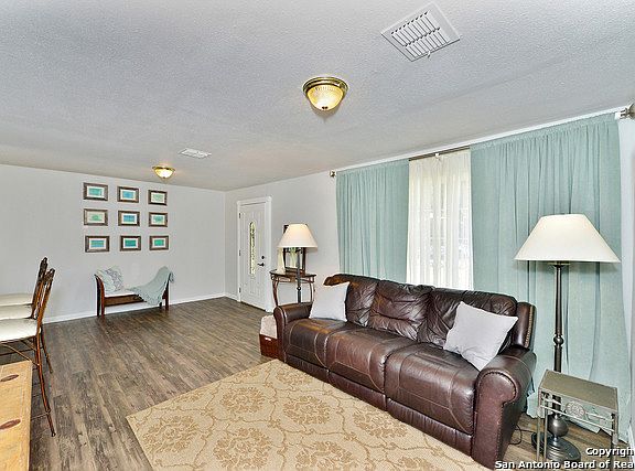 5th image of 310 Pool Dr