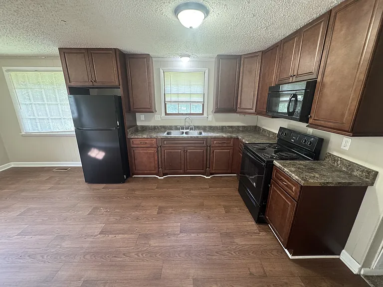 104 Noel Ln — Photo 3