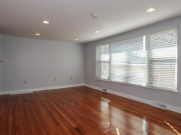 4th image of 374 Florence Dr