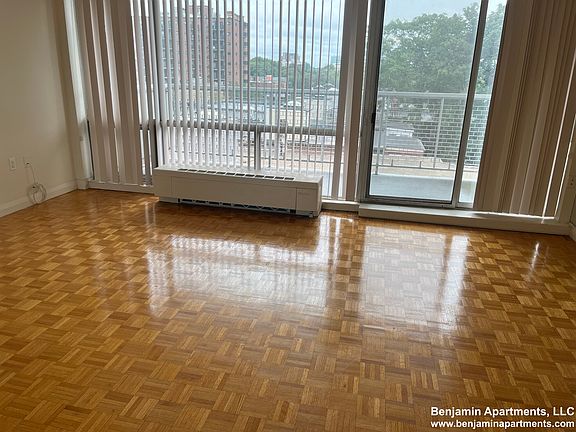 5th image of 45 Longwood Ave APT 603