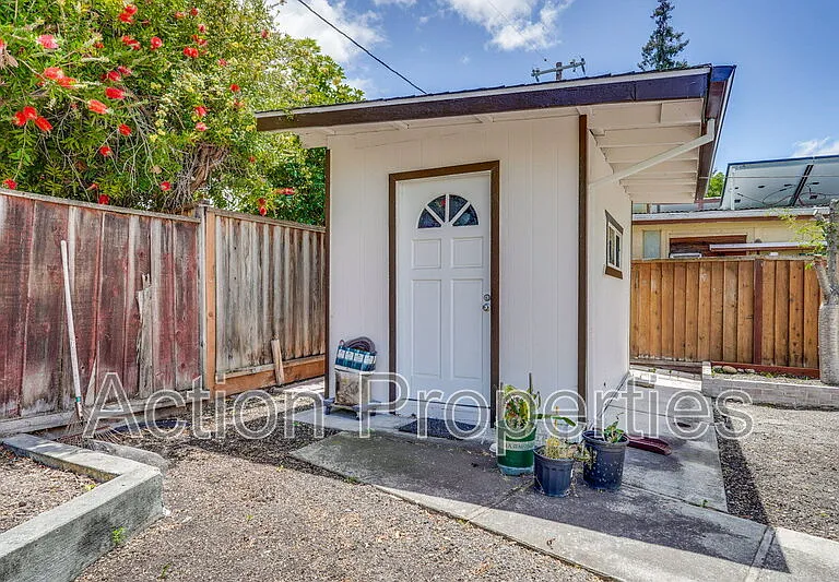 1125 Burgoyne St — Photo 31