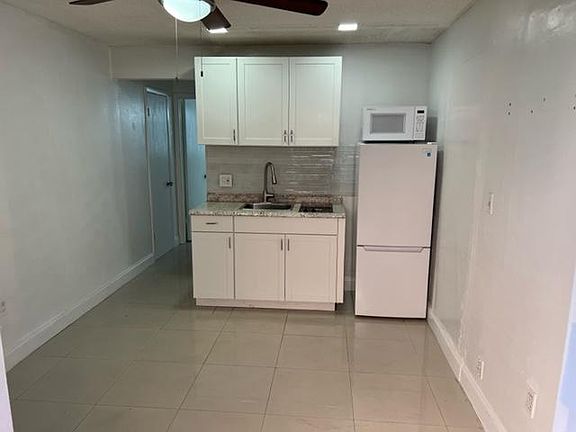 Kitchenette/ Living Area