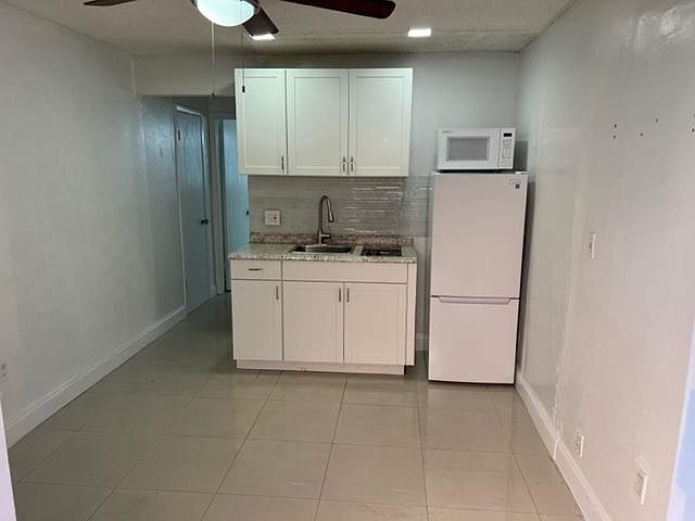 Kitchenette/ Living Area