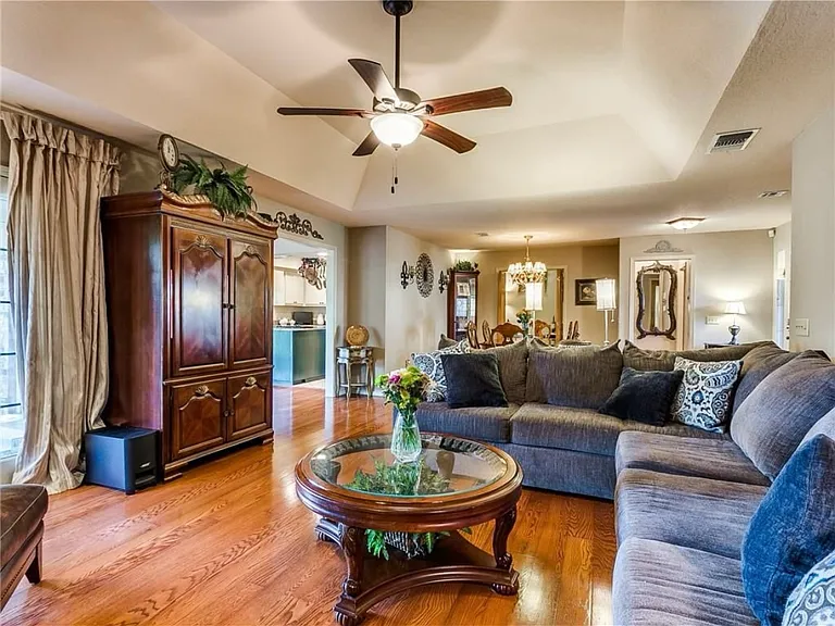 9116 Indian Creek Dr — Photo 2