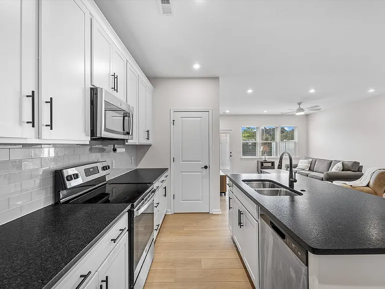217 Brooks Springs Dr — Photo 11