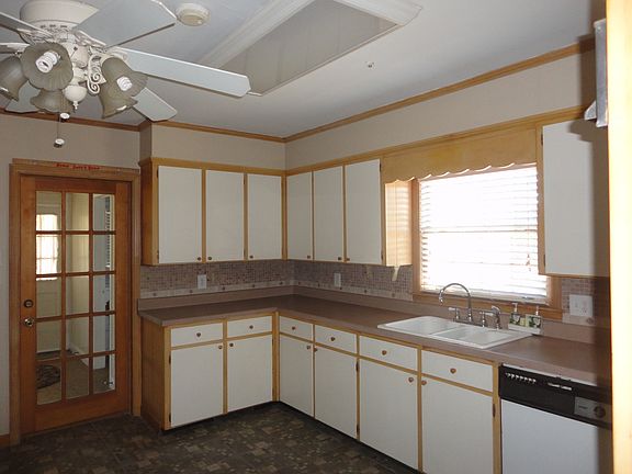 Kitchen (partial view)