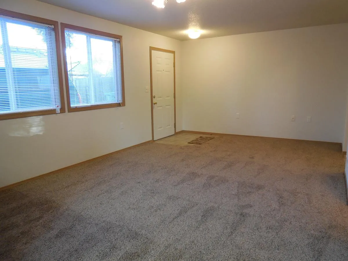 2 bed, 1.5 bath, 950 sqft, $1,300 — Photo 3