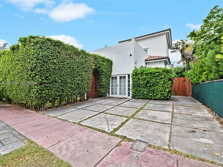 2501 Pine Tree Dr — Photo 44