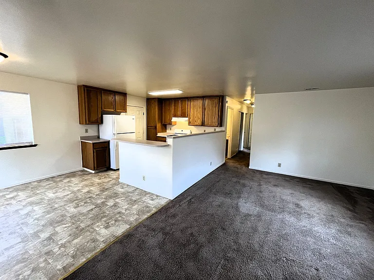 2025 Thiel Ave — Photo 3