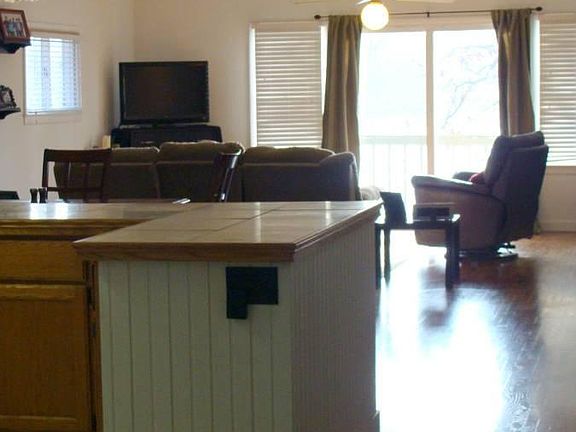 4th image of 34095 Hillside Dr APT 2