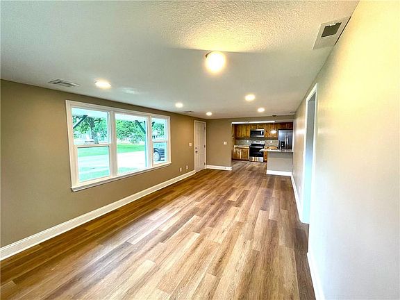 5th image of 403 S Vine St