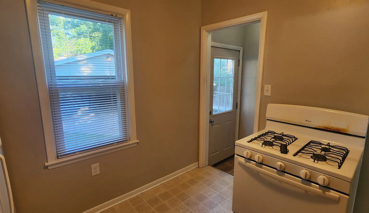 2 bedroom home with 2+ car garage and partially fenced, beautiful yard! — Photo 4
