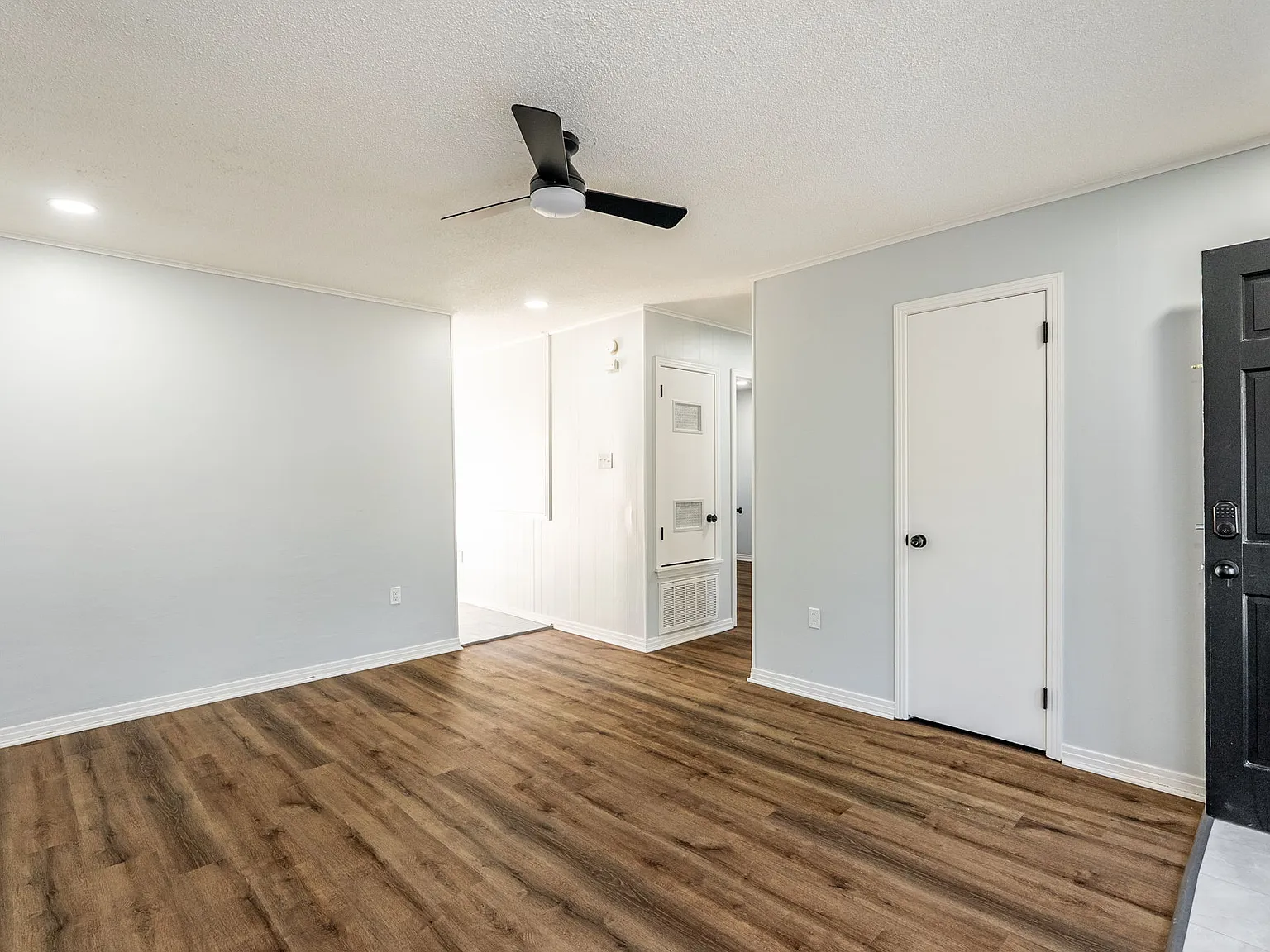 9001 Woodbine Triplex — Photo 3