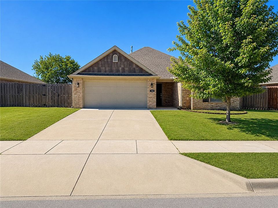 1st image of 910 Silverthorn Dr
