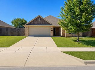 910 Silverthorn Dr, Centerton, AR 72719