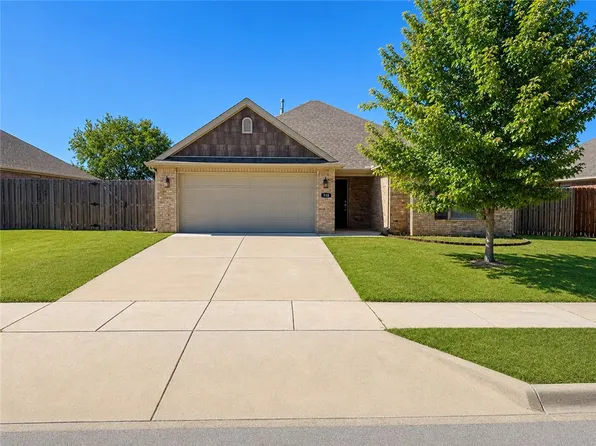 910 Silverthorn Dr, Centerton, AR 72719