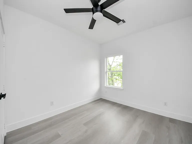 8218 Lawler St — Photo 4