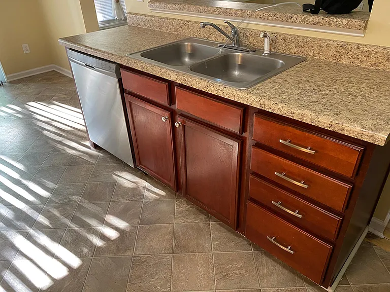 Kitchen Island with SS dishawasher (new 2021)
