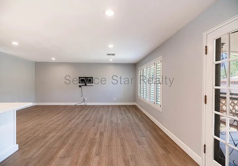 1946 E Rancho Dr — Photo 4