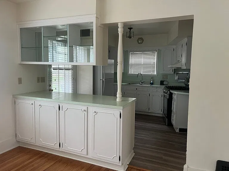 240 W Locust St — Photo 8